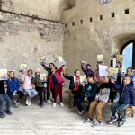 Bambini all'interno del castello con in mano un diploma