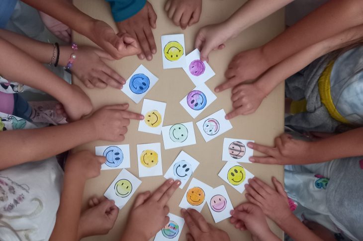 mani di bambini e smile colorati