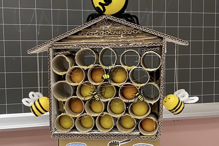 alveare api realizzato con materiale di riciclo