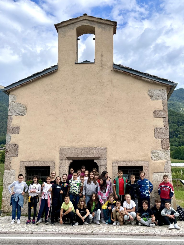 gruppo di studenti davanti ad una cappella